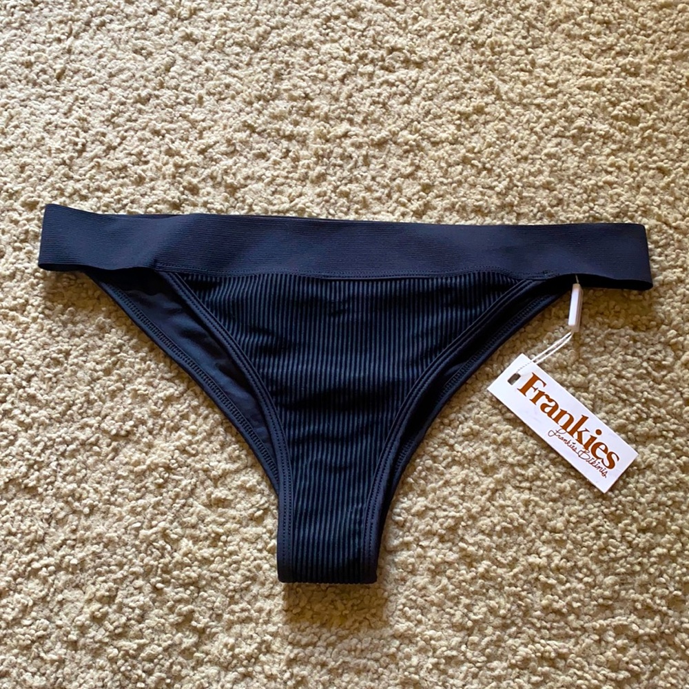 Never been worn Frankie’s Bikinis black drew ribbed bottom size M.